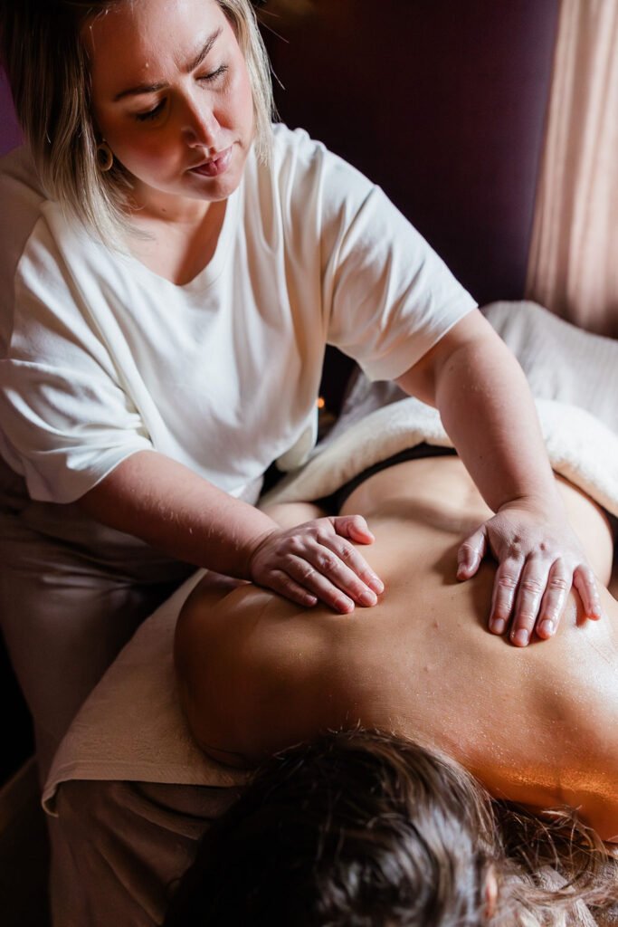 Home Massage op rug, ontspannend.